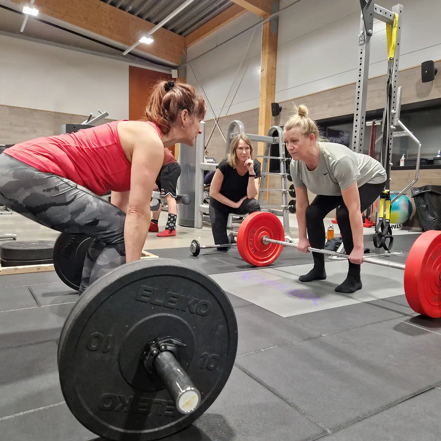 Styrkegruppen tränar tillsammans i gymmet