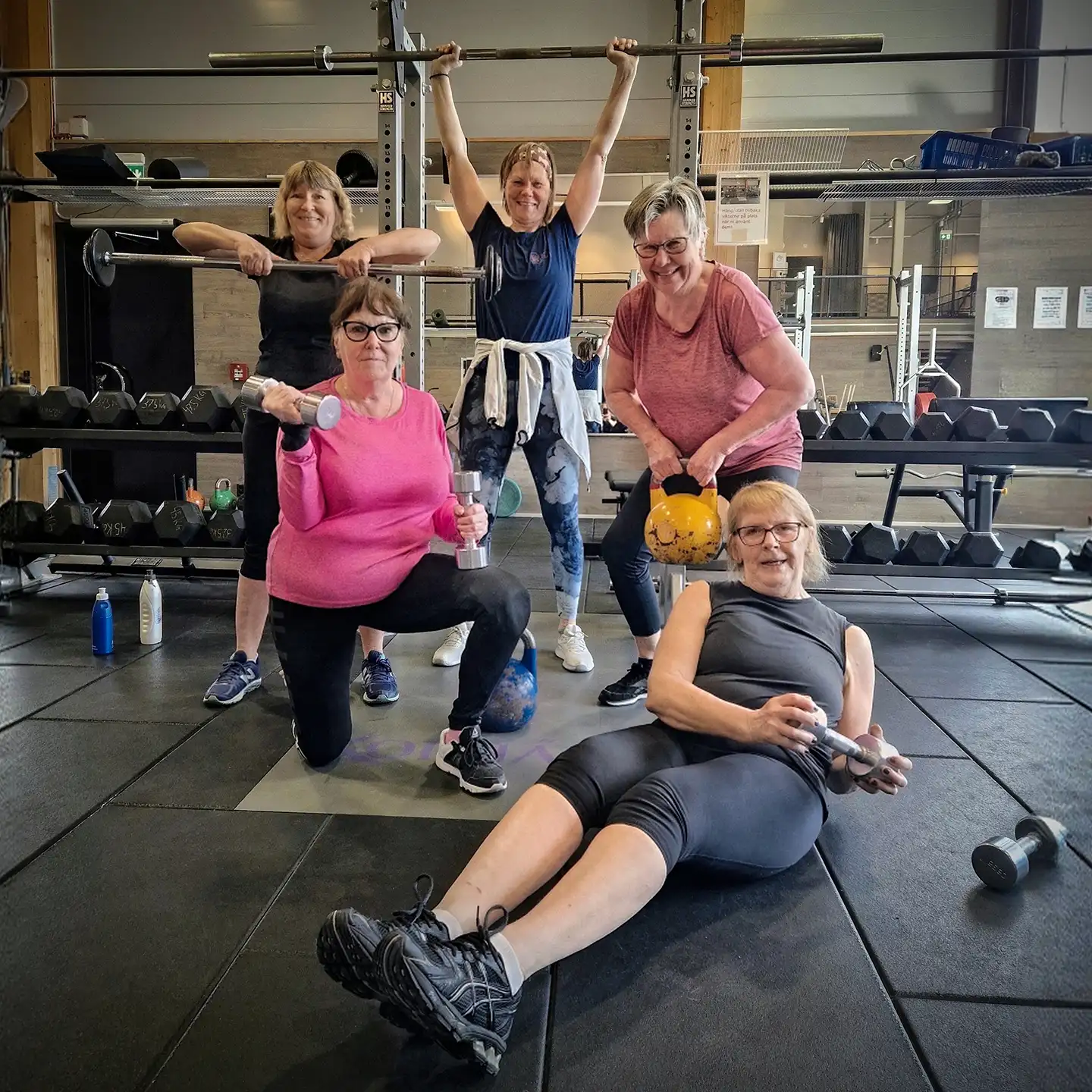 Seniorträning med fokus på styrka och balans i gymmet