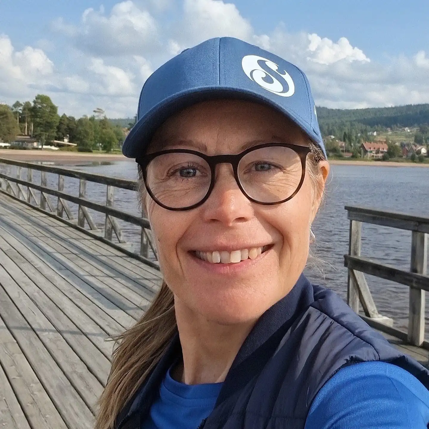 Susanna Strand ler mot kameran